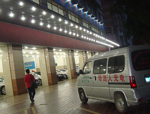 深圳羅湖區桃園路奔寶二手車行P10戶外紅色