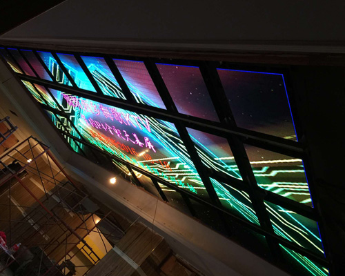 領路人光電承接深圳西鄉海歌KTV室內P4全彩天幕屏