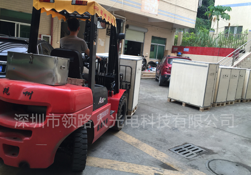 領路人光電200平方室內P4全彩顯示屏裝車發往泰國